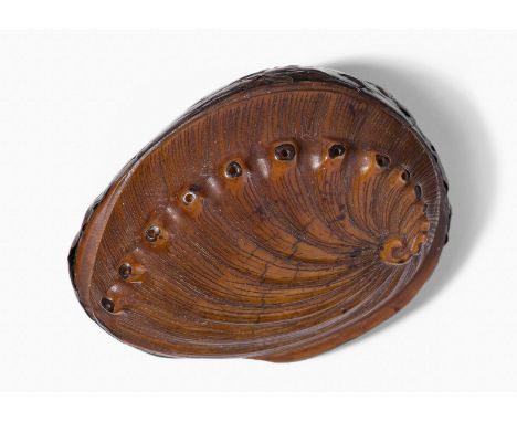 Netsuke von MasaharuJapan, spätes 19.Jh. Corozo-Nuss. Signiert Masaharu. Abalone. L 5,5 cm.