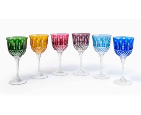 Murano, 12 Weingläser20.Jh. In der Art von St. Louis. Farbloses, polychrom überfangenes Kristallglas. Diverse Schliffdekore. 