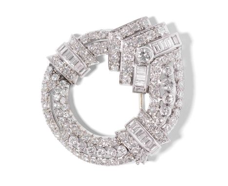 Art Déco Diamant-BroscheFrankreich, um 1930. Platin/Weissgold. Kreisförmiger Pfeil, teils durchbrochen gearbeitet und ausgefa