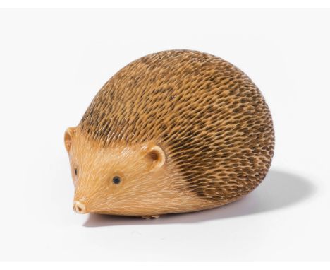 Netsuke von David Blissett England, 2.Hälfte 20.Jh. Elfenbein. Signiert DB. Igel. L 5,1 cm.This item is not legal to sell in 