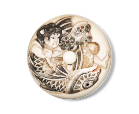 Manjû-Netsuke von Meijitsu Japan, Meiji-Zeit, spätes 19.Jh. Elfenbein, verziert mit Shibayama. Signiert Meijitsu mit Kao. Sch