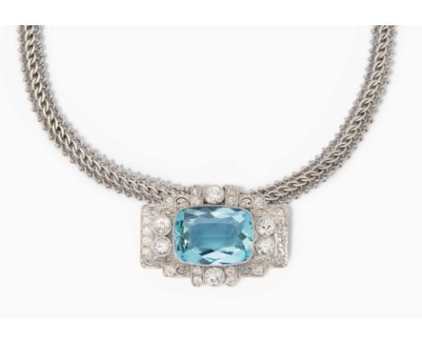 Aquamarin-Diamant-CollierPlatin/Weissgold. Art Déco-Anhänger, durchbrochen gearbeitet und verziert mit Millegriffes. Das Zent