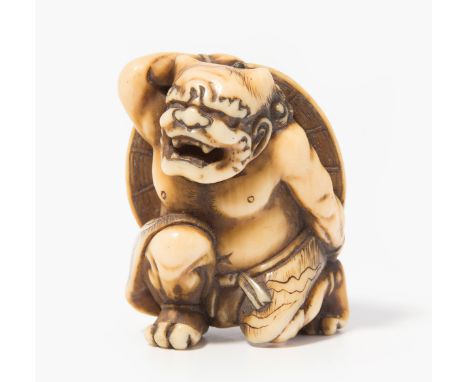 Netsuke Japan, 19.Jh. Elfenbein. Vermutlich signiert Gyokosai. Kniender Oni (Dämon) mit einem grossem Kasa-Hut auf dem Rücken