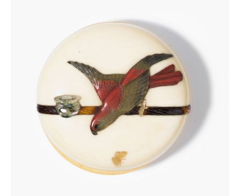 Manju-Netsuke Japan, 19.Jh. Elfenbein verziert mit Shibayama-Dekor aus Horn, Perlmutt, Schildpatt und Jade. Ein Papagei mit a