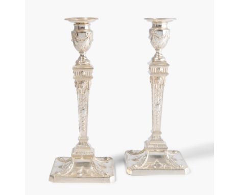 1 Paar Kerzenstöcke, London1903. Silber (beschwert). Herstellermarke William Hutton Ltd. Quadratischer Fuss, darüber Säulensc