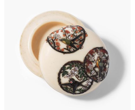 Manju-Netsuke von Shibayama Munekazu (1811–1886) Japan, 19.Jh. Elfenbein. Blumen- und Vogeldekor in drei Medaillons mit Perlm