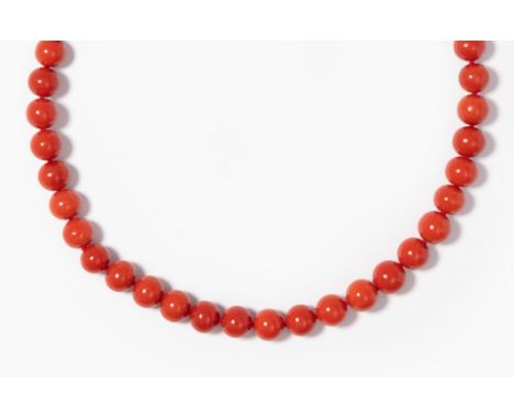 Edelkorallen-Gold-Brillant-Collier750 Gelbgold. Korallenkugeln 9,7 mm. Bajonett-Kugel-Verschluss sattiniert mit Brillantbesat