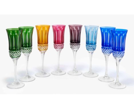 Murano, 8 Champagnergläser20.Jh. In der Art von St. Louis. Farbloses, polychrom überfangenes Kristallglas. Diverse Schliffdek
