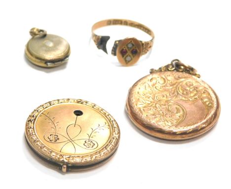 9ct gold and other jewellery, comprising two 9ct gold floral embossed lockets, a 9ct gold ring frame cut, and a plated pendan