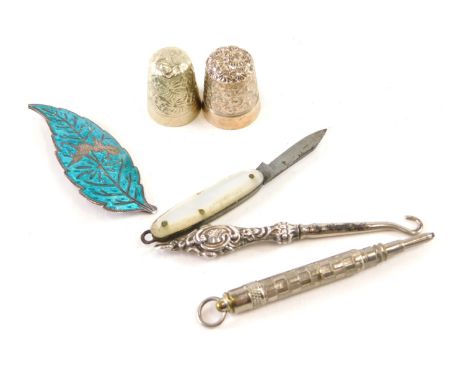 Various silver and other items, a mother of pearl miniature fruit knife, button hook with silver handle, 6cm long, two thimbl