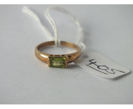 A peridot ring in 9ct - size K - 1.7gms