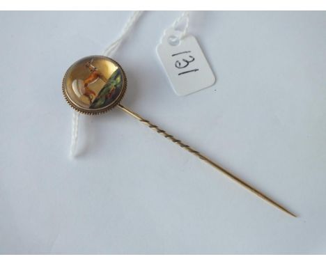 A ANTIQUE VICTORIAN ESSEX REVERSE INTAGLIO STICK PIN OF A GREYHOUND SET IN 15CT GOLD