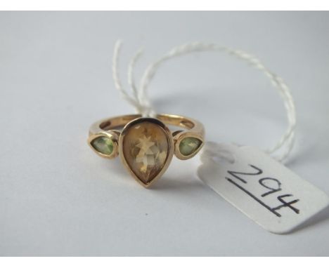 A citrine &amp; peridot ring in 9ct - size K - 2.7gms