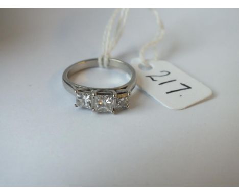  A GOOD 3 STONE DIAMOND RING SET IN PLATINUM - SIZE K - 4.7gms