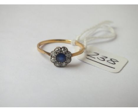 A SAPPHIRE &amp; DIAMOND CLUSTER RING IN 18CT GOLD - size R - 1.9gms