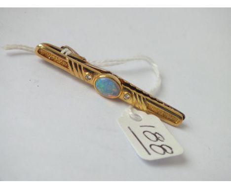 AN OPAL &amp; DIAMOND TIE CLIP IN 18CT GOLD - 6.4gms