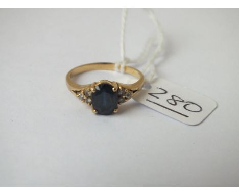 A sapphire &amp; diamond cluster ring in 18ct gold - size R 