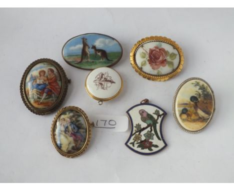 Six vintage porcelain brooches &amp; two enamel &amp; porcelain pendants