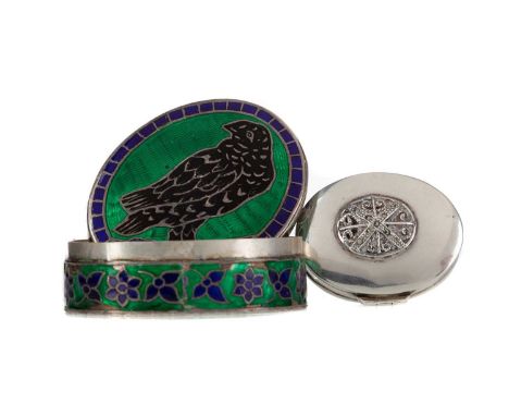 20TH CENTURY ITLALIAN SILVER AND ENAMEL PILL BOX,the exterior decorated in green, blue and black, the cover with a perched ra