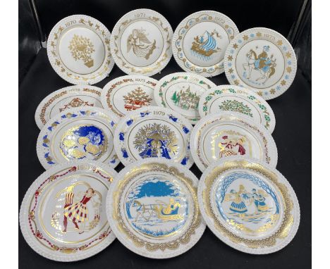 Fourteen Spode Christmas plates 1970-1983 inclusive, one with original box and certificate.Condition Report1974 plate cracked