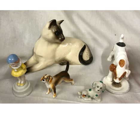 A small collection of ceramic animals to include Royal Doulton: feeding dog 13 cm h and a sitting cat 1558 18.5cm h, 2 x smal
