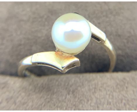 Nine carat gold ring set with single pearl, size M, weight 2.5gms.Condition ReportGood condition.