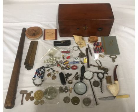 A selection of small collectables to include railway and Hull City pin badges, worry dolls, costume jewellery, coins, medals,