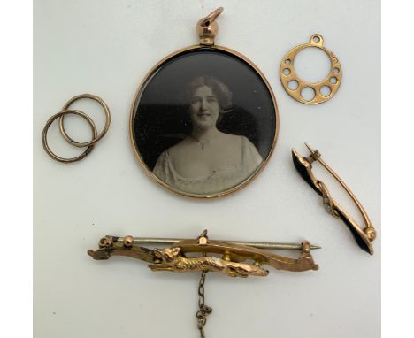 A 9ct gold framed locket, enamel/seed pearl brooch, 9ct fox brooch, 9ct pendant and unmarked sleeper earrings. Total weight 7