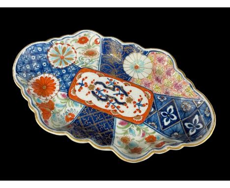WORCESTER KAKIEMON PORCELAIN SPOON TRAY, c. 1770, painted in the 'Old Mosaic' pattern in underglaze blue and coloured enamels