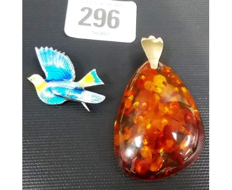Clear amber large pendant with yellow metal suspension loop, the amber with plant inclusions, weight 11.2g approx; together w