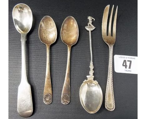 Silver golfing teaspoon together with three other silver spoons and a cake fork, weight overall 2oz approx.