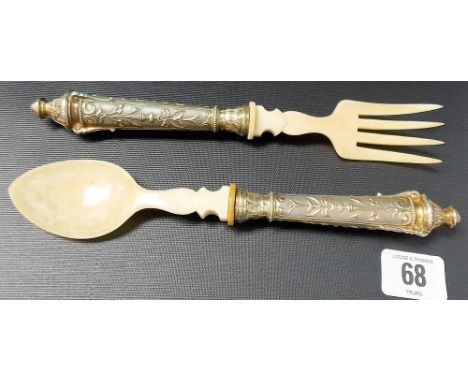 Attractive pair of 19th/20th Century Continental silver salad servers, the silver gilt weighted Neo-Classical style handles a