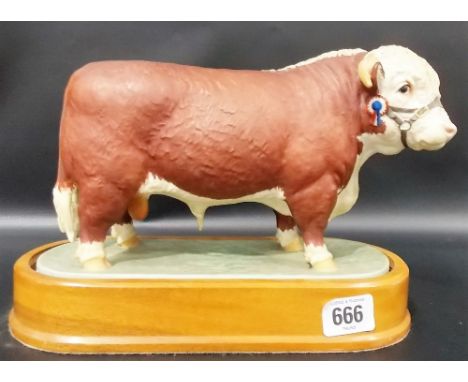 Royal Worcester Hereford bull modelled by Doris Lindner, Limited Edition of 500, wooden base, width 10'