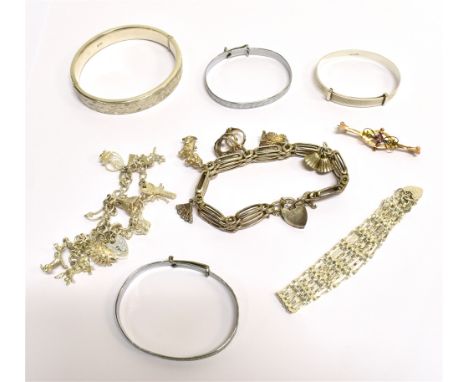 AN EARLY 20TH CENTURY GOLD PURPLE PASTE AND HALF-PEARL BAR BROOCH &amp; A COLLECTION OF SILVER JEWELLERY Including; a silver 
