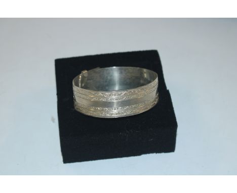 A vintage Sterling silver buckle bangle, approx. 17gms 