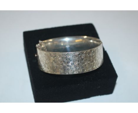 A 1966 SPS &amp; Co. Birmingham Sterling silver wide hinged bangle approx.34gms