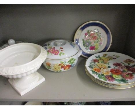 A mixed lot of modern ceramics to include a Royal Worcester serving bowl, 10" dia, a Spode serving dish and mixed plates 