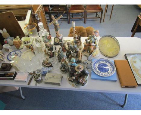 A mixed lot to include ceramics and glassware to include Sylvac character mugs, Goebel Hummel dish and other items 