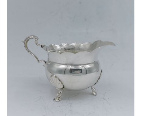ENGLISCHES MILCHKÄNNCHEN / SAHNEGIESSER, England / Chester, 1900 (Victoria), 925er Sterlingsilber, 94 Gramm. Gemarkt mit Ches