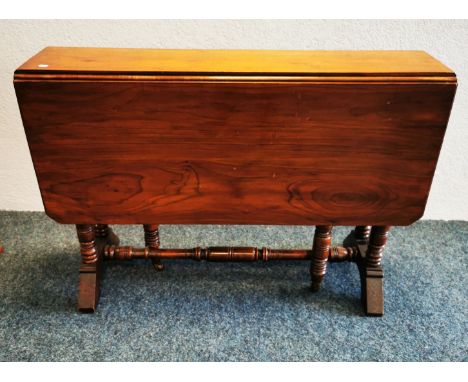 GATE LEG TABLE / KLAPPTISCH, England, Mitte 20. Jh.; Zargenrahmen auf paarweise angeordneten gedrechselten Beinen und Kufenfü