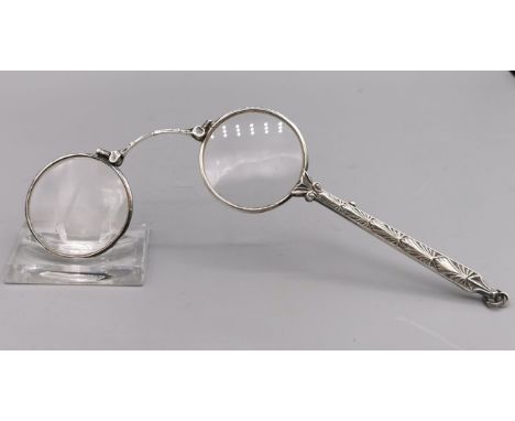 ART DECO LORGNETTE / STIELBRILLE / KLAPPBRILLE, 935er Silber und Glas, insgesamt 24 Gramm. Balusterförmiger Schaft mit  Relie