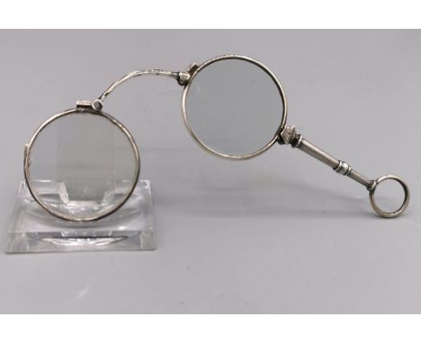 LORGNETTE / STIELBRILLE / KLAPPBRILLE, 800er Silber und Glas, insgesamt 20 Gramm. Balusterförmiger Schaft mit feinem Reliefde