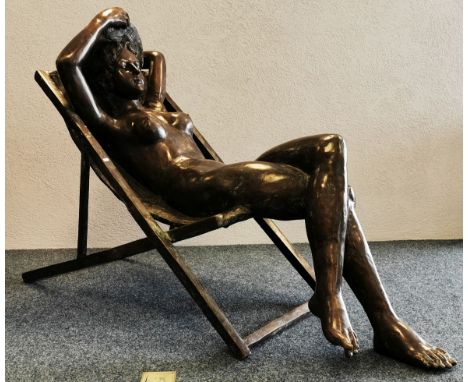 BILDHAUER DES 20. JH.; Skulptur: "Beim Sonnenbaden" - liegender weiblicher Akt mit Hut im Liegestuhl", annähernd lebensgroße 