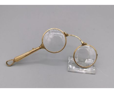 LORGNETTE / STIELBRILLE / KLAPPBRILLE, vergoldetes Metall und Glas, ungedeutete Manufakturpunze. Profilierter Schaft mit grav