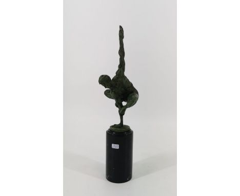 CESARO (Bildhauer des 20./21. Jh.), Skulptur: "Athlet in akrobatischer Pose", Bronze, grün patiniert, vertieft signiert "Cesa