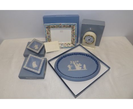 Wedgwood blue Jasper, oval tray, 25cms w, 2 x diamond trays, 15cms, Sarah pattern tray, 20cms and Wedgwood Edme clock, as new