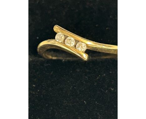 9ct Gold ring set with 3 diamonds Size O 2.2g 