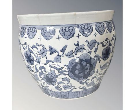 A reproduction Chinese blue and white porcelain planter, height 30 cm. CONDITION REPORT: Chip to inner rim.