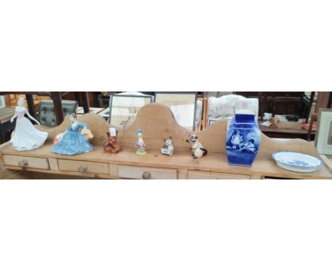 A selection of collectables to include Roya Doulton figures Jayne &amp; Elyse, Roya Doulton blue with 1900s vase along with G