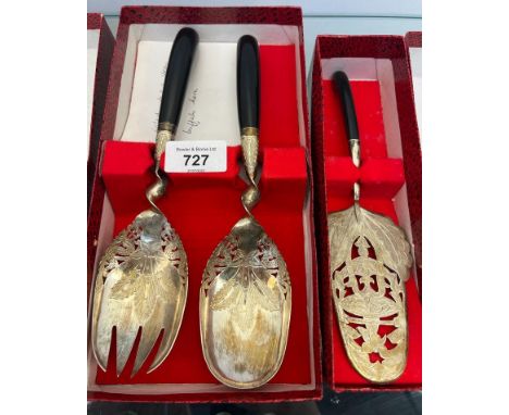 Box set of 880 grade silver and buffalo horn handle salad fork and spoon set together with matching cake slice. 